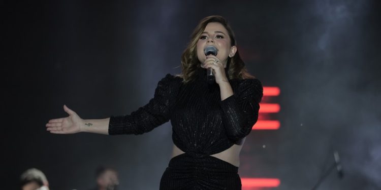 Van Kültür Yolu Festivali’nde Vanlılar Merve Özbey ile eğlendi