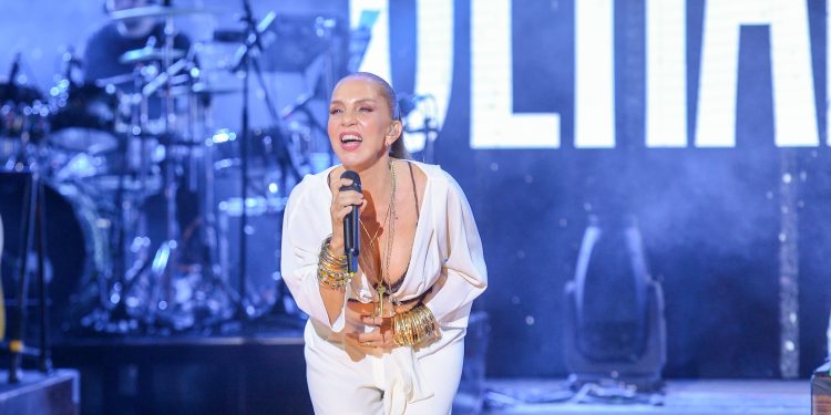 Sertap Erener yaz turnesine hızlı bir giriş yaptı