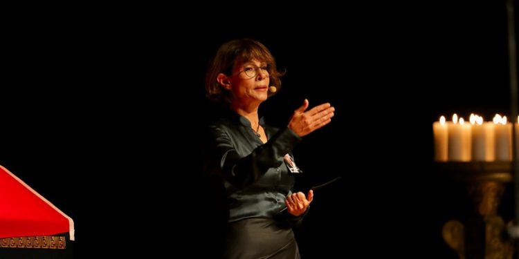 Genco Erkal son yolculuğuna ömrünü verdiği tiyatro sahnesinden uğurlandı