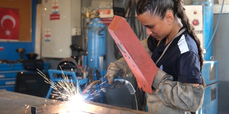 Metro İstanbul’dan geleceğin teknisyen ve teknikeri 400 kız öğrenciye destek