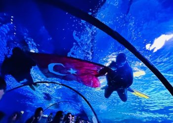 Eskişehir’de sualtında zafer bayramı coskusu