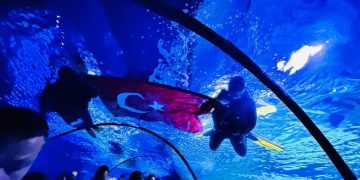 Eskişehir’de sualtında zafer bayramı coskusu