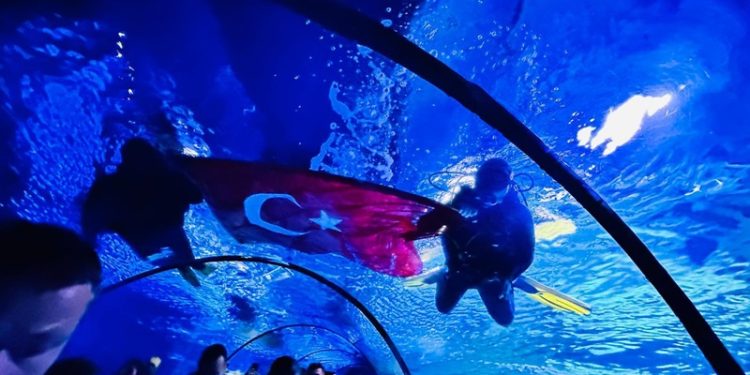 Eskişehir’de sualtında zafer bayramı coskusu