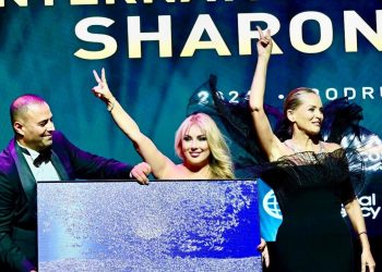 Sharon Stone ve Gaye Donay zafer işaretiyle sahnede kadınlara birlik ve başarı mesajı verdi