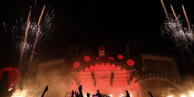 Mor ve Ötesi İstanbul Festivali sahnesini salladı!