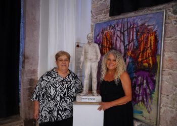 Heykeltıraş Zeynep Parin, Bekir Coşkun’un heykelini kütüphaneye armağan etti