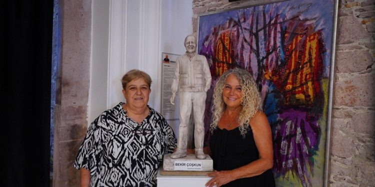 Heykeltıraş Zeynep Parin, Bekir Coşkun’un heykelini kütüphaneye armağan etti