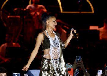 Yıldız Tilbe İstanbul Festivali’nde sevilen şarkılarını on binlere seslendirdi!