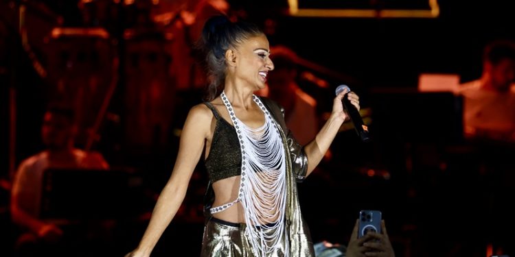 Yıldız Tilbe İstanbul Festivali’nde sevilen şarkılarını on binlere seslendirdi!