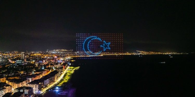 İzmir’de 30 Ağustos coşkusu dron gösterisi ile taçlandı
