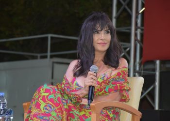 Ayşegül Aldinç’ten Instagram eleştirisi: Asansöre binerken bile poz veriyorlar!