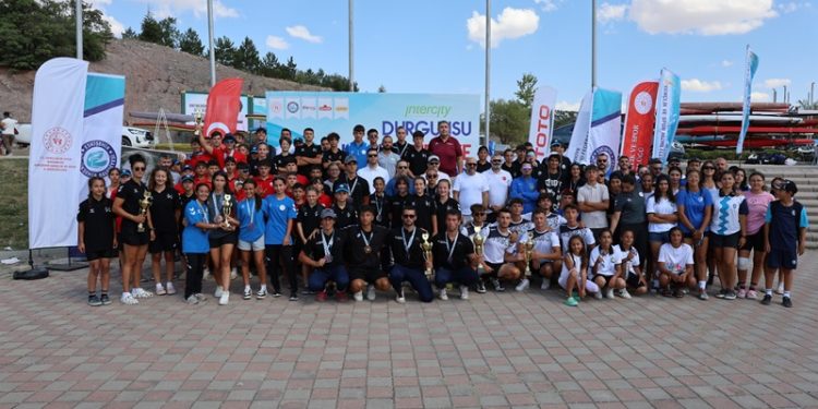 Eskişehir’de kürekler şampiyonluk için çekildi