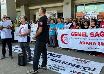 Aile hekimleri Adana’da şiddeti kınamak için toplandı