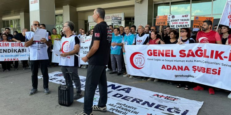 Aile hekimleri Adana’da şiddeti kınamak için toplandı