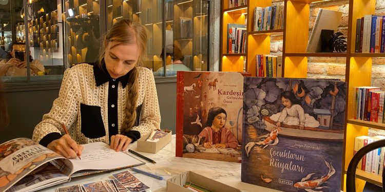Ödüllü Yazar ve Çizer Sonja Danowski İstanbul’da