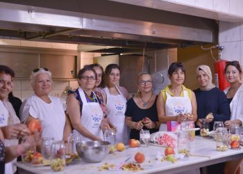 Çiğlili kadınlar doğal sirke yaptı