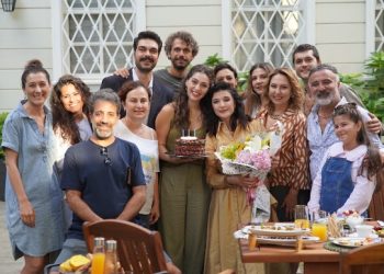 Gonca Vuslateri’ne yeni dizisi ‘Leyla’ sürpriz doğum günü kutlaması!