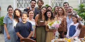 Gonca Vuslateri’ne yeni dizisi ‘Leyla’ sürpriz doğum günü kutlaması!