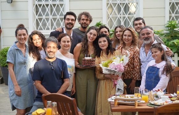 Gonca Vuslateri’ne yeni dizisi ‘Leyla’ sürpriz doğum günü kutlaması!
