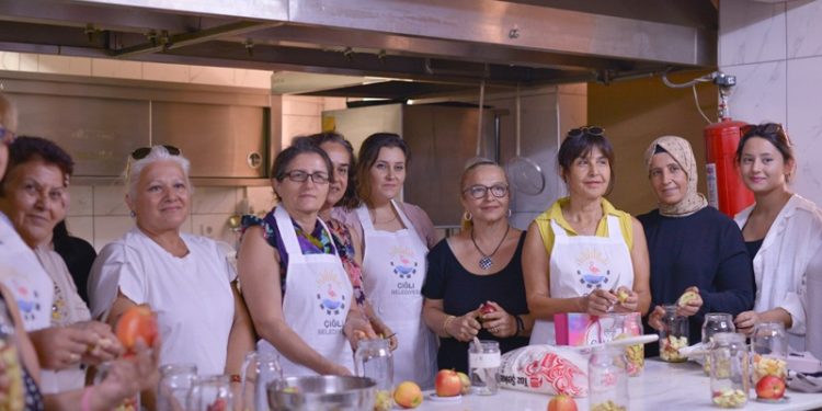 Çiğlili kadınlar doğal sirke yaptı