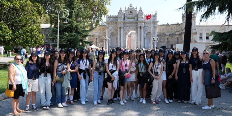 Mercedes-Benz Türk, Yıldız Kızlar’la geleneksel İstanbul ziyaretinde bir araya geldi