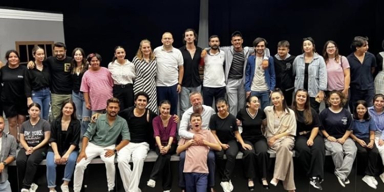 Sarayköy Belediyesi’nden uyuşturucuya karşı farkındalık: “Bir Şey Olmaz” Tiyatrosu