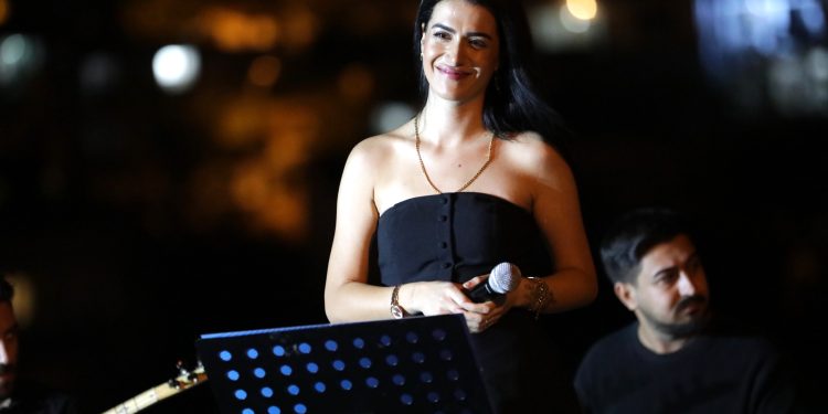 İzmir Müzisyenleri Buluşmaları Berfin Berşe konseri ile başladı