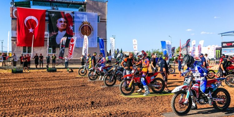 Sanatın ve sporun kalbi dünya motokros şampiyonas’ında attı