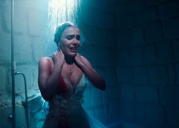 Özgü Kaya,  sahnede hem ağladı, hem ağlattı