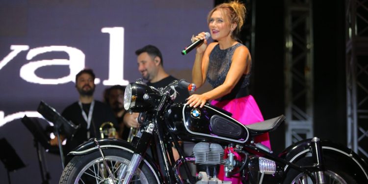 Şevval Sam’dan sahnede motosiklet sürprizi