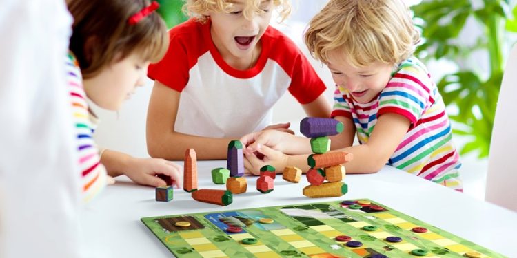 Genç Tasarımcılar Ezber Bozan Tasarım Yarışmasıyla hem dünyayı geziyor hem okuyor