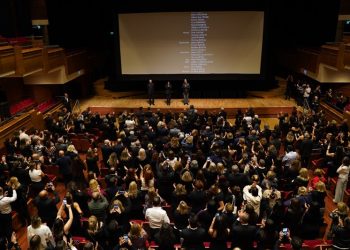 ‘Bir Cumhuriyet Şarkısı’ Vizyon öncesi İzmir’de seyirci ile buluştu