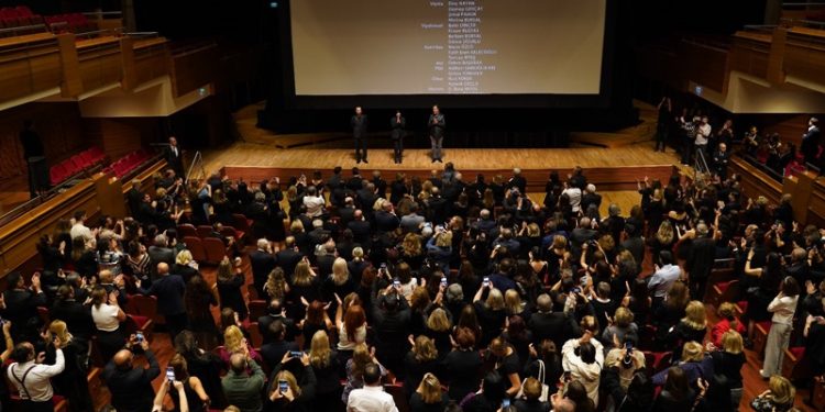 ‘Bir Cumhuriyet Şarkısı’ Vizyon öncesi İzmir’de seyirci ile buluştu