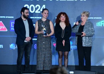 Ağaçlar Ayakta Ölür” oyunu beşinci yılında da ödüller almaya devam ediyor