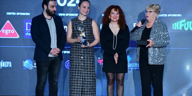 Ağaçlar Ayakta Ölür” oyunu beşinci yılında da ödüller almaya devam ediyor