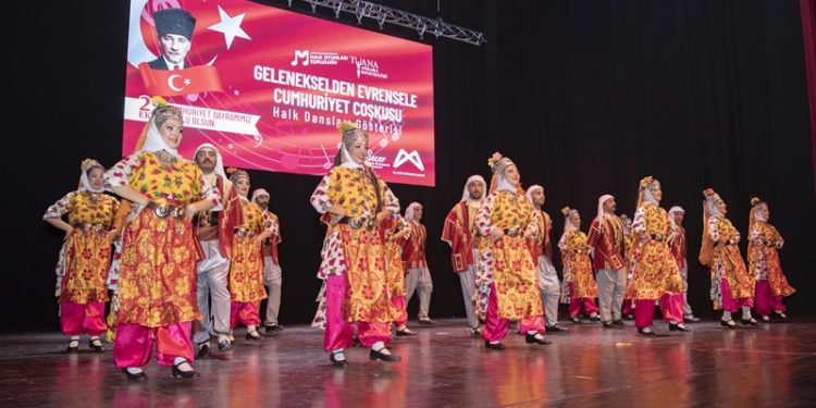 “Gelenekselden Evrensele Cumhuriyet Coşkusu”
