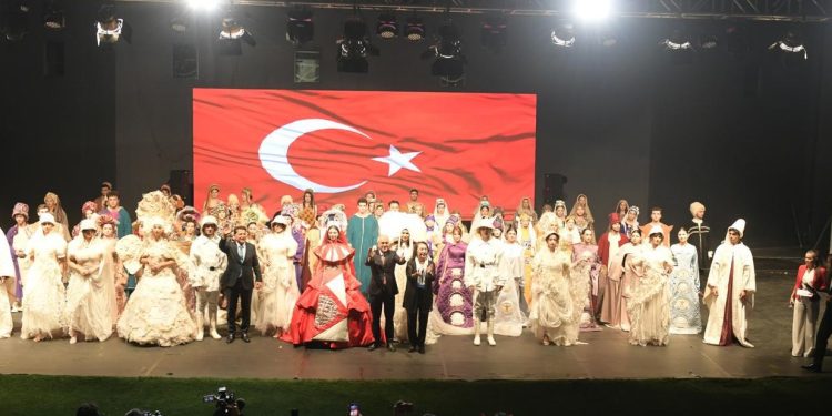 ‘Kültür Sanat Başkenti’ yolunda büyük adım: Esenyurt’ta Cumhuriyet defilesi…