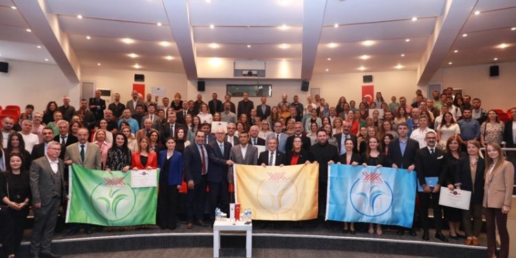 Dokuz Eylül Üniversitesi Engelsiz Üniversite ödüllerini kutladı: 17 başarı ödülü sahiplerine verildi