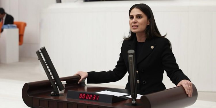 Milletvekili Gizem Özcan, Bakan Tekin’e seslendi: “Tasarruf bahanesiyle özel gereksinimli bireylerin yaşam boyu öğrenme hakkı gasp edildi!”