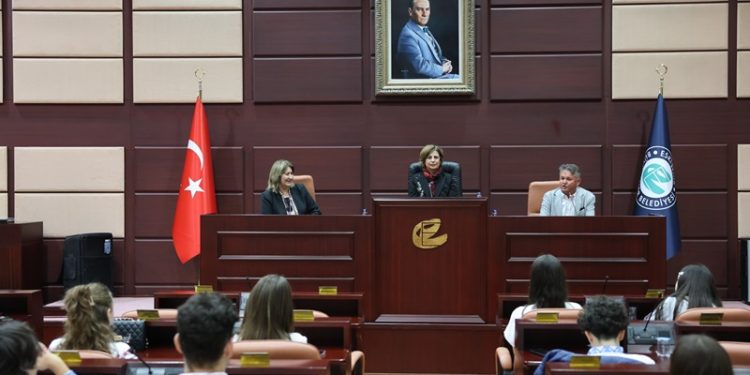 Ayşe Ünlüce : “Farklı Kültürlerle Bir Arada Yaşıyoruz”