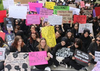 Üsküdar Üniversitesi öğrencileri ve akademisyenleri “Şiddete Karşı” yürüdü!