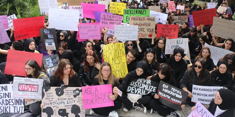 Üsküdar Üniversitesi öğrencileri ve akademisyenleri “Şiddete Karşı” yürüdü!