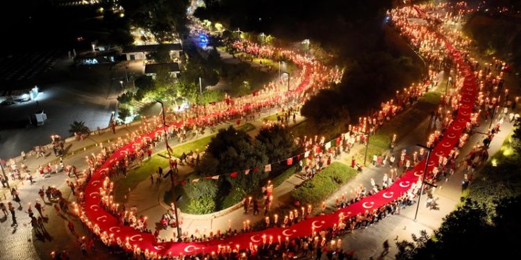 Antalya’da Cumhuriyet’in 101’inci yılında on binler Cumhuriyet için yürüdü