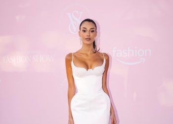 Dilan Çiçek Deniz efsane moda şovuna damgasını vurdu!