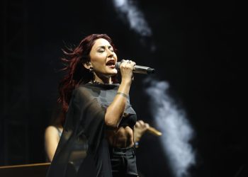 İş Sanatında Cuma iş çıkışı’nda Melek Mosso müzikseverlerle buluştu