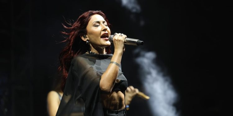 İş Sanatında Cuma iş çıkışı’nda Melek Mosso müzikseverlerle buluştu