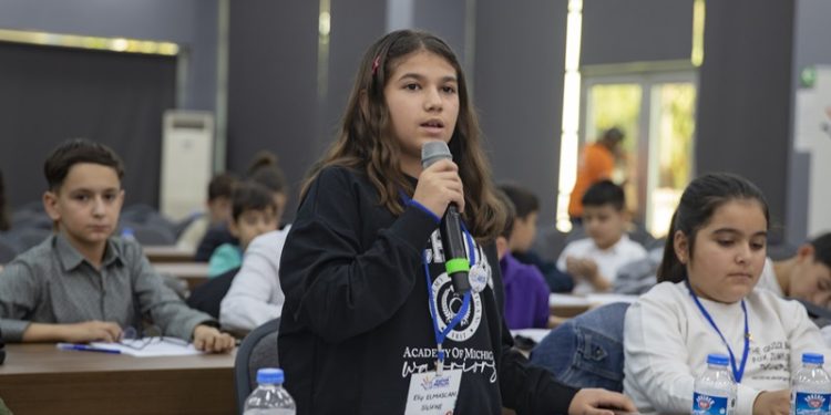 Mersin çocuk meclisinde kadına şiddet ve akran zorbalığına dikkat çekildi