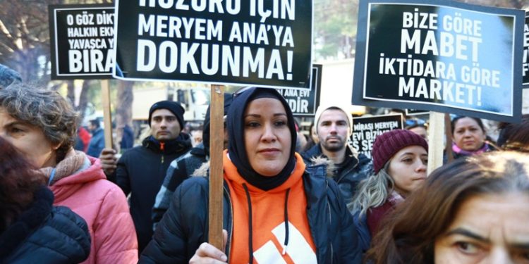 Efes Selçuk’ta emekçilerin nöbeti sürüyor: Ekmeğimizden aşımızdan asla vazgeçmeyeceğiz!