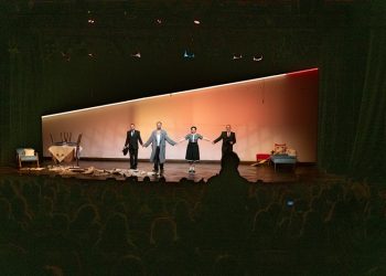 Türkiye’nin İlk Dinamik LED Aydınlatmalı Tiyatro Oyunu ‘Müfettişler’ Görkemli Galasıyla sahne aldı