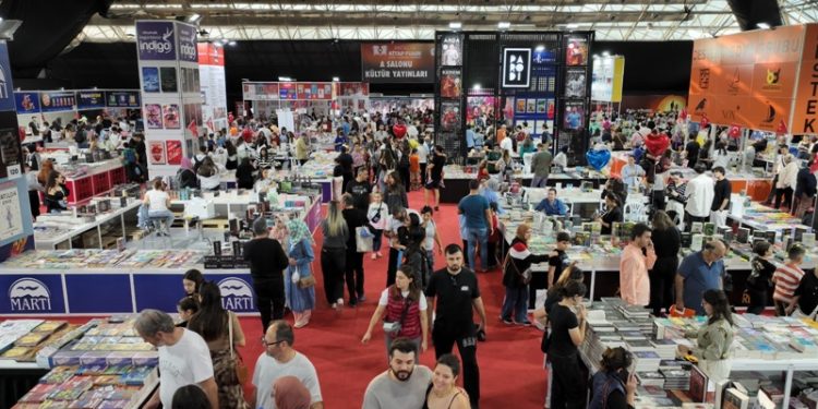 14. Antalya Kitap Fuarı’na ziyaretçi akını